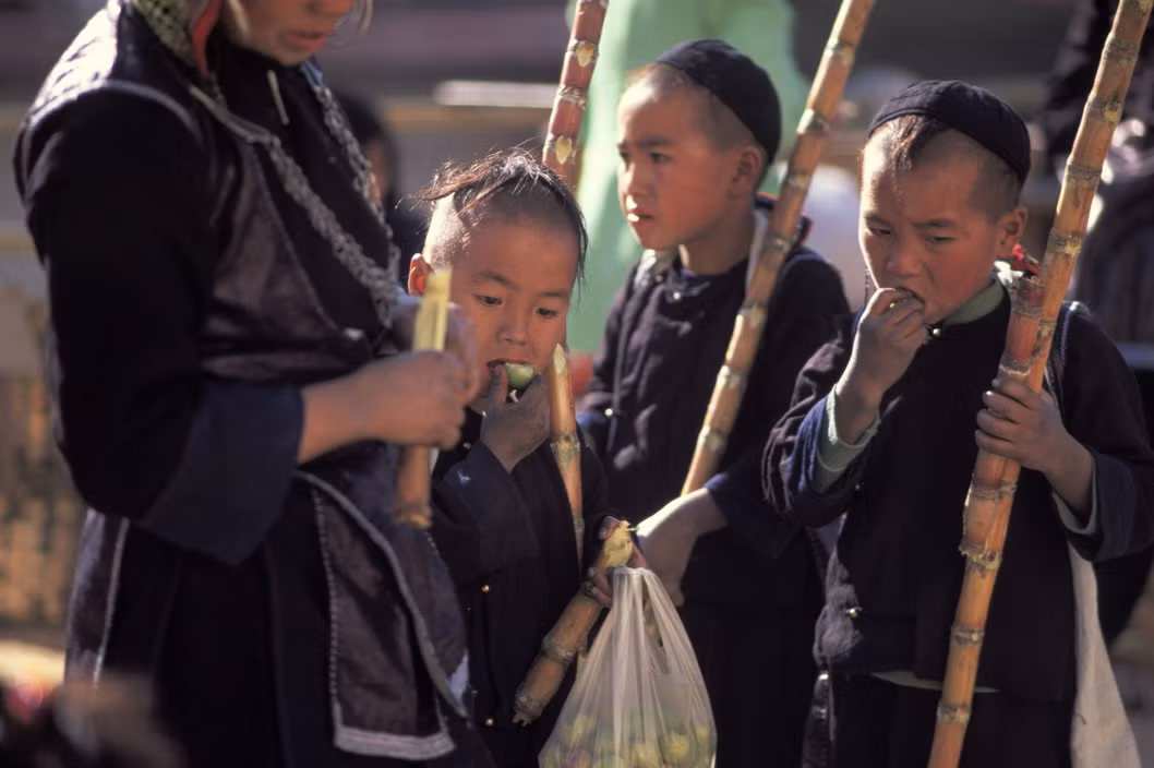 Trẻ em người H'Mông ở chợ phiên sáng chủ nhật, Sapa năm 1999. Ảnh: Hiroji Kubota/ Magnum Photos.