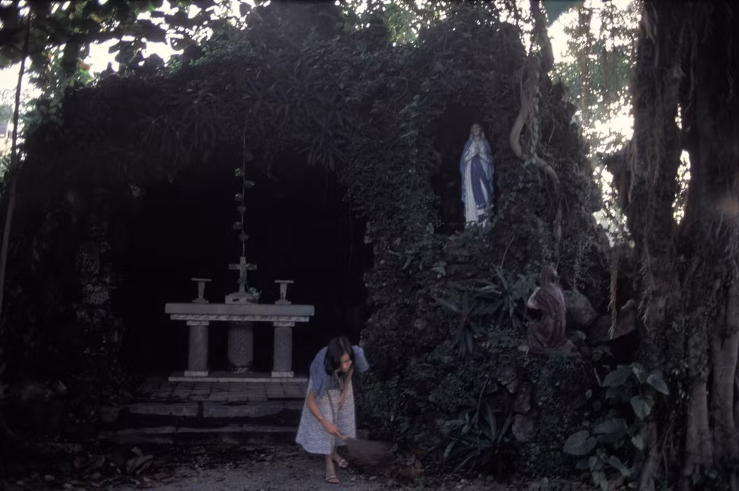 Hang đá tại một nhà thờ ở Huế năm 1996. Ảnh: Hiroji Kubota / Magnum Photos