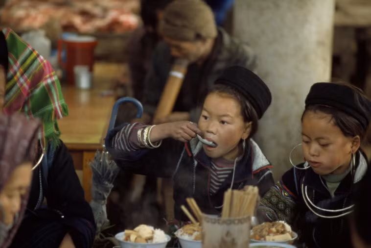 Tại một quán ăn ở chợ Sapa, 1997. Ảnh: Hiroji Kubota/ Magnum Photos.