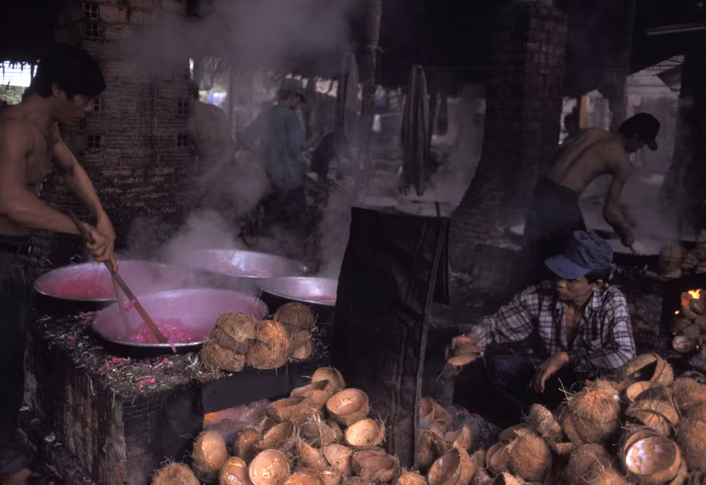 Bên trong một xưởng chế biến mứt dừa ở Bến Tre, 1999. Ảnh: Hiroji Kubota/ Magnum Photos.