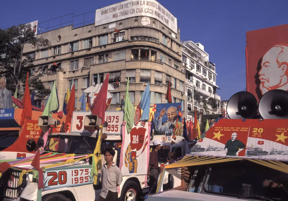 Diễu hành mừng 20 năm giải phóng miền Nam, thống nhất đất nước ở TP HCM năm 1995. Ảnh: Hiroji Kubota/ Magnum Photos.