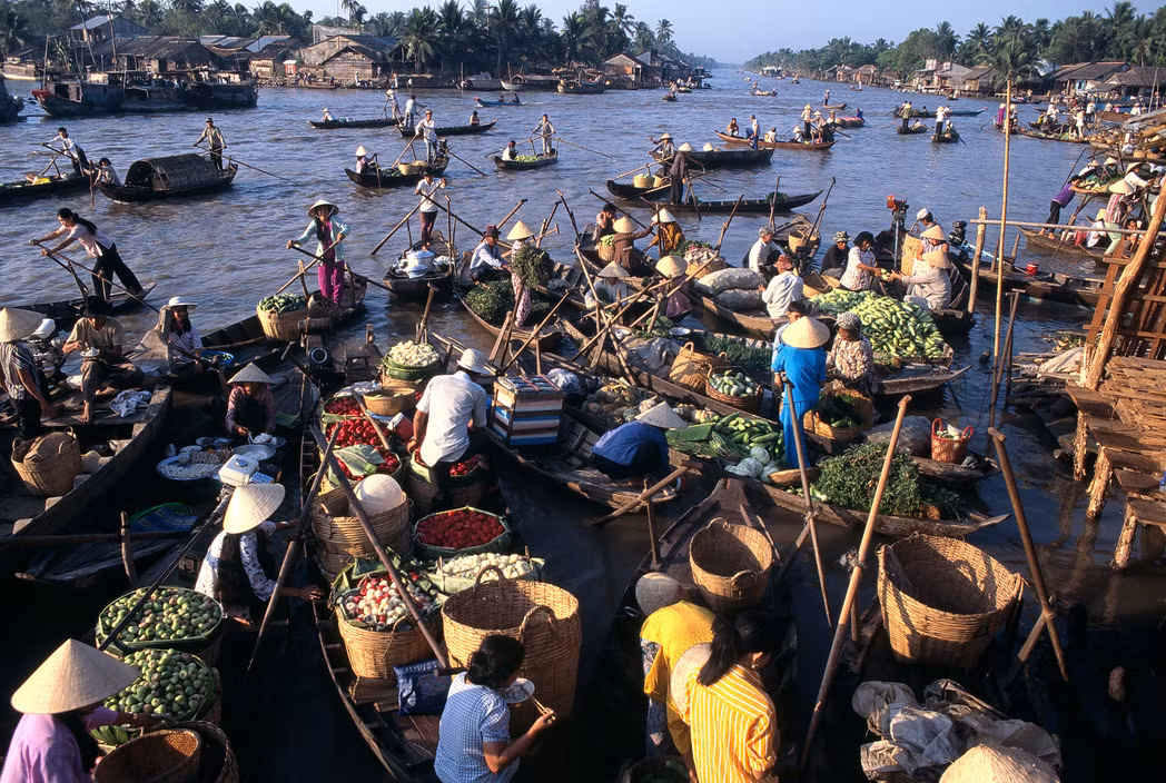 Cảnh buôn bán nhộn nhịp ở chợ nổi Phụng Hiệp năm 1996. Ảnh: Hiroji Kubota/ Magnum Photos.