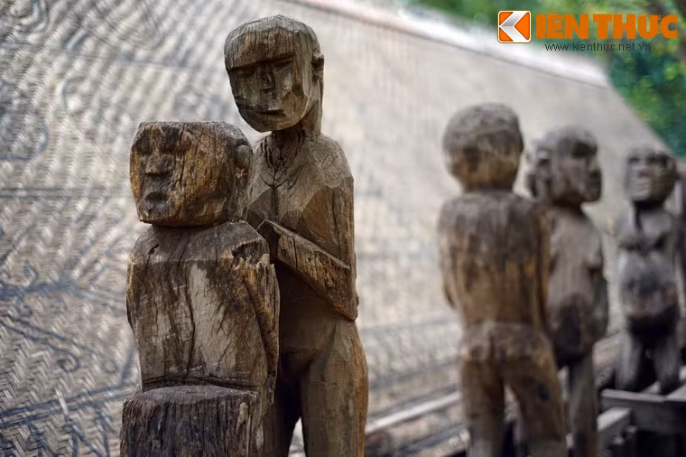 Từ quan niệm này, người Gia Rai có một lễ hội rất độc đáo, đó là lễ bỏ mả để lễ tiễn biệt người chết về thế giới của thần linh.