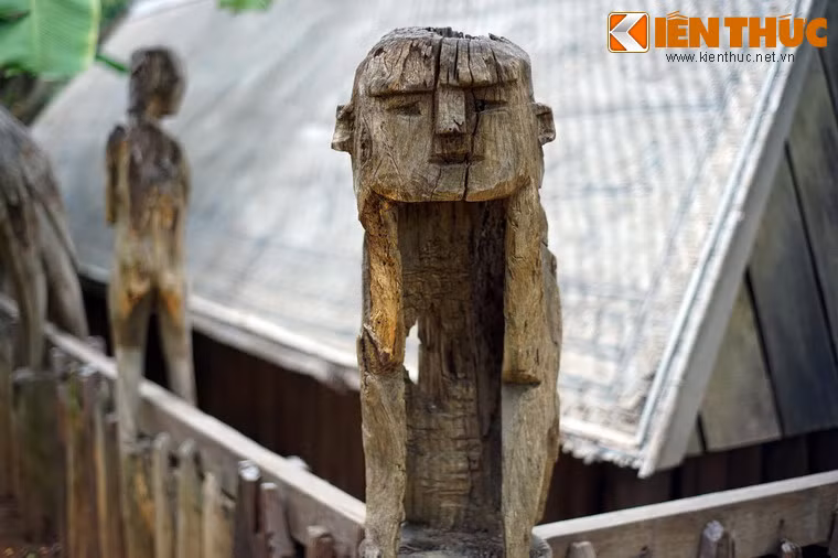 Loại tượng chủ đạo ở nhà mồ Gia Rai là tượng người ôm mặt, được tạo dáng như đang khóc thương người quá cố. Thông thường, một nhà mồ có năm tượng loại này, trong đó bốn tượng dựng ở bốn góc bờ rào, còn một tượng dựng ở chính giữa hàng rào phía Đông.