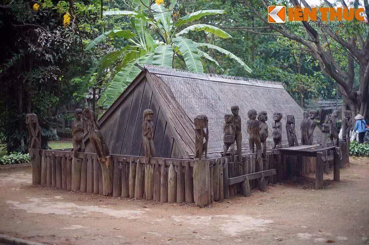 Nhà mồ là một nét văn hóa truyền thống đặc trưng của các dân tộc Tây Nguyên. Trong các dạng nhà mồ Tây Nguyên, nhà mồ của người dân tộc Gia Rai rất nổi tiếng vì sự độc đáo của mình. Ảnh: Ngôi nhà mồ do 5 người đàn ông Gia Rai Aráp ở làng Mrông Ngọ (huyện Chư Pah, tỉnh Gia Lai) dựng tại Bảo tàng Dân tộc học ở Hà Nội năm 1998.