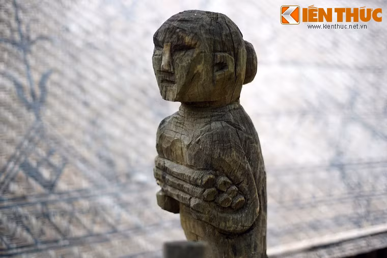 Tượng thể hiện cảnh sinh hoạt đời thường như phụ nữ ôm ống cơm lam, hai người chải tóc cho nhau, vỏ bầu nậm...