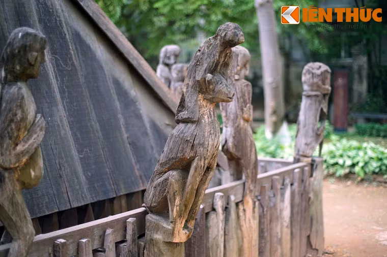 Hình tượng động vật cũng xuất hiện như tượng chim ó, tượng chó cõng khỉ…