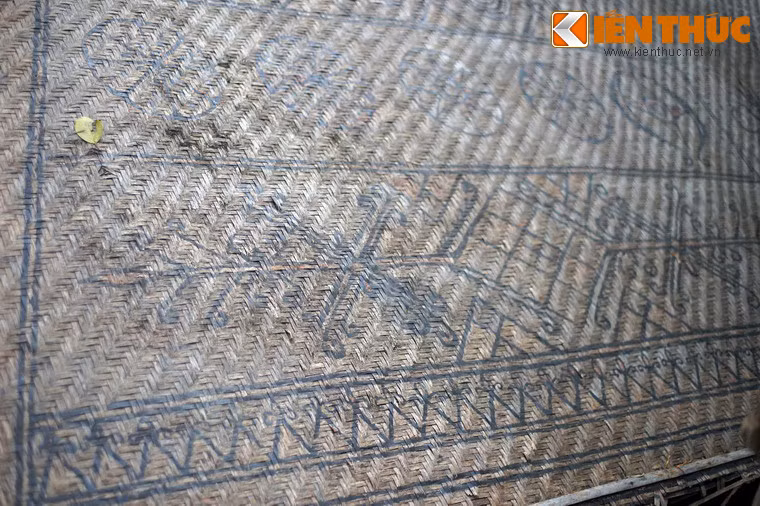 Mái nhà lợp gỗ ván và được phủ một lớp phên nan tre có trang trí nhiều hình vẽ bằng phẩm màu chế tác theo lối cổ truyền.