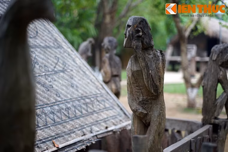 Nhà mồ và tượng mồ được làm ra để phục vụ cho lễ bỏ mả và chỉ được sử dụng trong những ngày lễ hội.