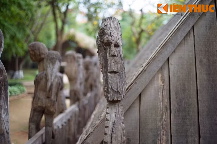 Các loại hình tượng khác của nhà mồ Gia Rai gồm tượng mặt dài, tượng trưng cho hình ảnh của bram - người hoá trang trong nghi thức cuối cùng trong lễ bỏ mả của người Gia Rai.