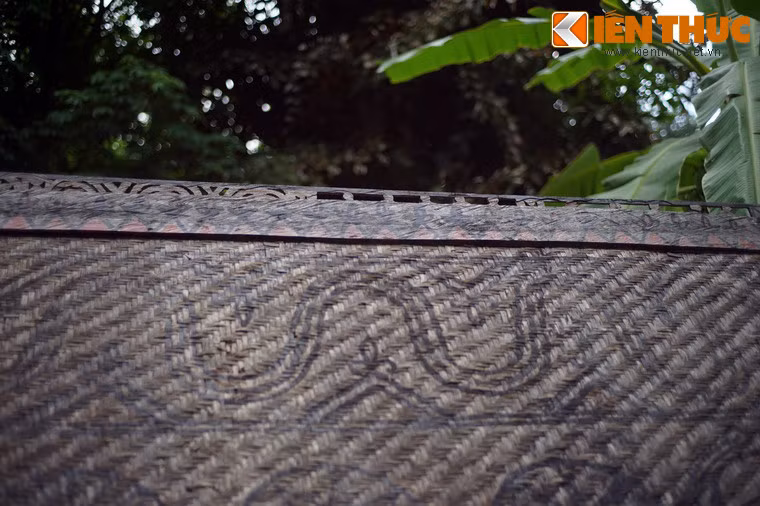 Những hình tạc trên nóc mô tả chủ yếu sinh hoạt lễ bỏ mả.