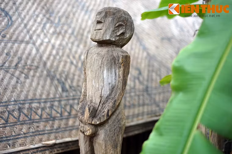 Ngoài ra còn có cả tượng những người nam, nữ đứng đơn lẻ.