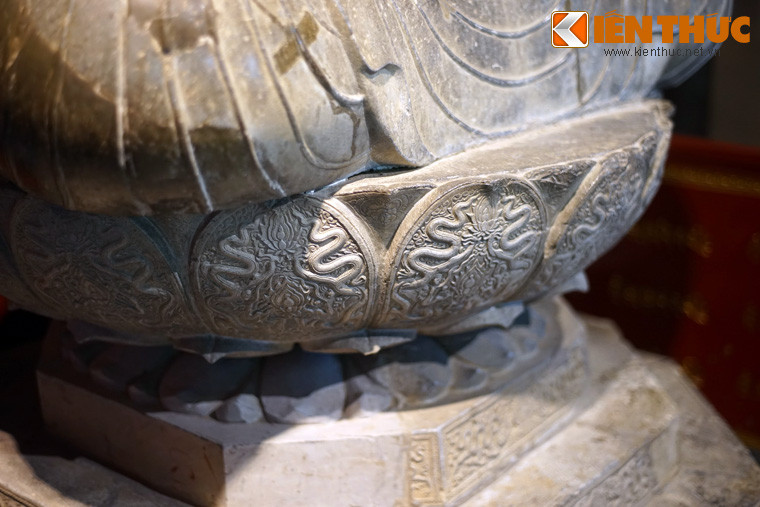 Tượng ngồi trên tòa sen hình bán cầu dẹp, trang trí bằng những cánh hoa sen, mỗi cánh lại tạc hình rồng cuốn. Các nhà nghiên cứu đánh giá, bức tượng cùng các hoa văn trang trí tiêu biểu cho sự mở đầu của nghệ thuật Phật giáo nói riêng và nghệ thuật độc lập tự chủ Đại Việt nói chung.