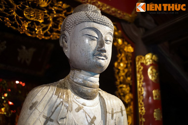 Theo đo đạc, tượng cao 1,86 m, tính cả phần bệ là 2,69 m. Tượng được tạc với thế ngồi thiền, hơi rướn mình ra phía trước, hai tay đặt ngửa trong lòng kết ấn với tay trái đặt trên tay phải, chân ngồi xếp bằng tròn. Mặt tượng hình trái xoan, mắt hé mở, chỏm đầu có nhục khấu nhô lên...