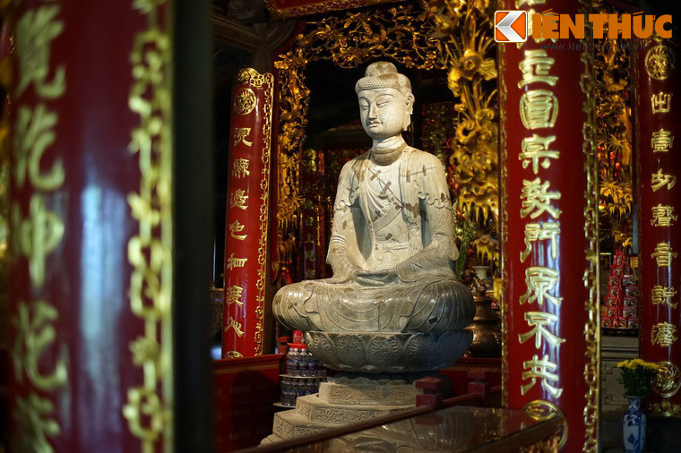 Vào thập niên 1940, làng Phật Tích bị giặc Pháp chiếm đóng. Quân Pháp đã đem tượng A Di Đà dùng làm bia để tập bắn khiến đầu tượng đã bị gãy rời, thân tượng nham nhở vết đạn. Sau năm 1954 tượng được phục chế, nhưng không còn nguyên vẹn như trước.