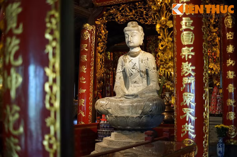 Vào thập niên 1940, làng Phật Tích bị giặc Pháp chiếm đóng. Quân Pháp đã đem tượng A Di Đà dùng làm bia để tập bắn khiến đầu tượng đã bị gãy rời, thân tượng nham nhở vết đạn. Sau năm 1954 tượng được phục chế, nhưng không còn nguyên vẹn như trước.