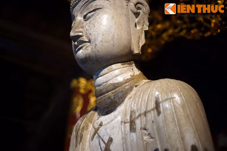 Vào thập niên 1940, làng Phật Tích bị giặc Pháp chiếm đóng. Quân Pháp đã đem tượng A Di Đà dùng làm bia để tập bắn khiến đầu tượng đã bị gãy rời, thân tượng nham nhở vết đạn.