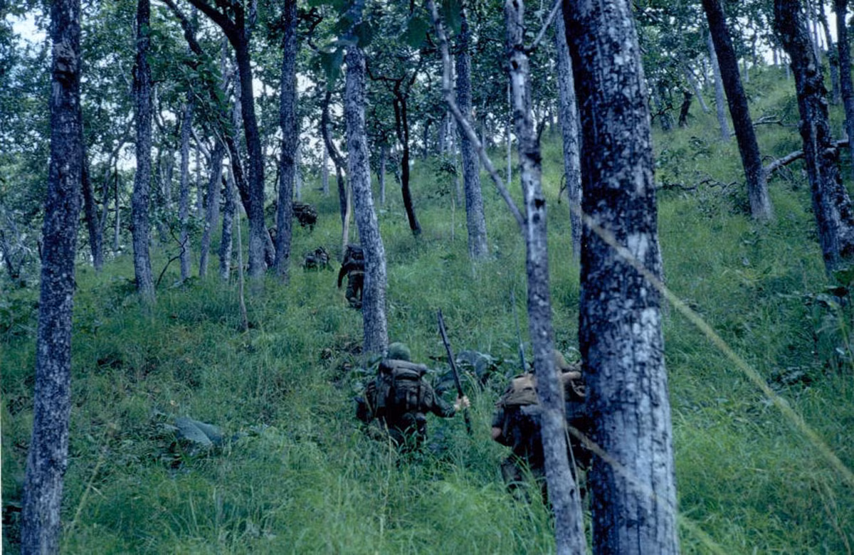 Quân Mỹ vượt qua một ngọn đồi bao phủ bởi các bụi cây rậm rạp. Ảnh: 1-22infantry.org.