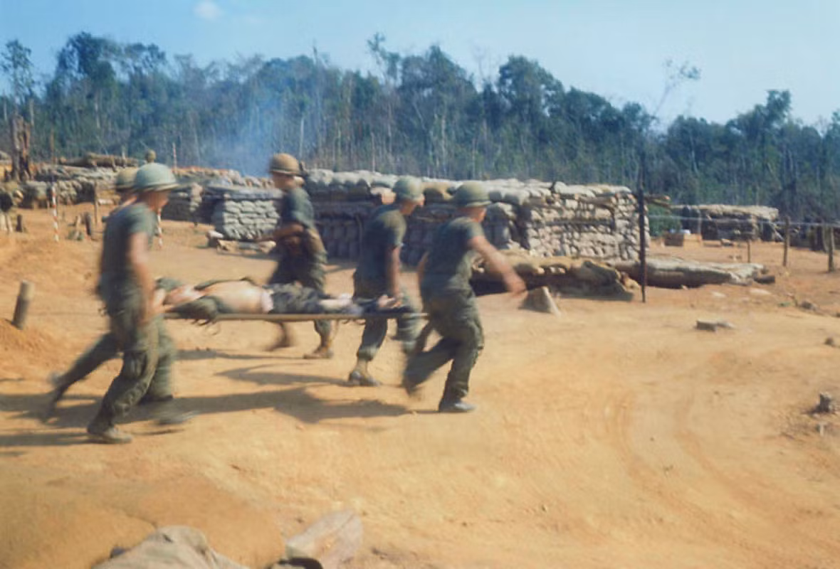 Lính Mỹ đưa thương binh về căn cứ. Ảnh: 1-22infantry.org.