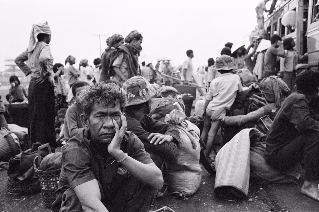 Khuôn mặt lo âu của những người di tản tại một bến xe ở ngoại ô Sài Gòn. Ảnh: Hiroji Kubota/ Magnum Photos.