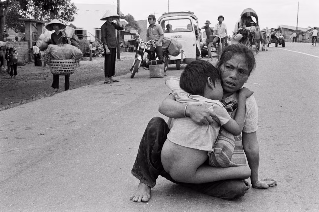 Bà mẹ và đứa con nhỏ trong dòng người di tản. Ảnh: Hiroji Kubota/ Magnum Photos.