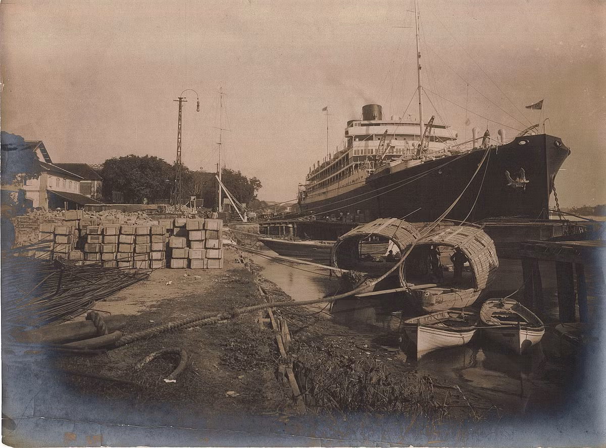 Tàu chở hàng của Bưu điện Pháp neo đậu ở sông Sài Gòn. Ảnh: Belleindochine.