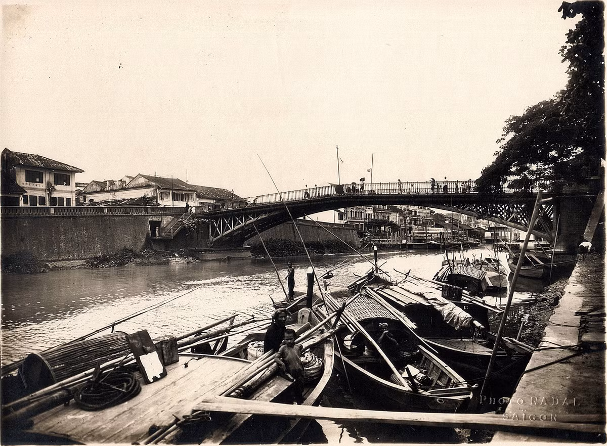 Cầu Mống bắc qua rạch Bến Nghé. Ảnh: Belleindochine.
