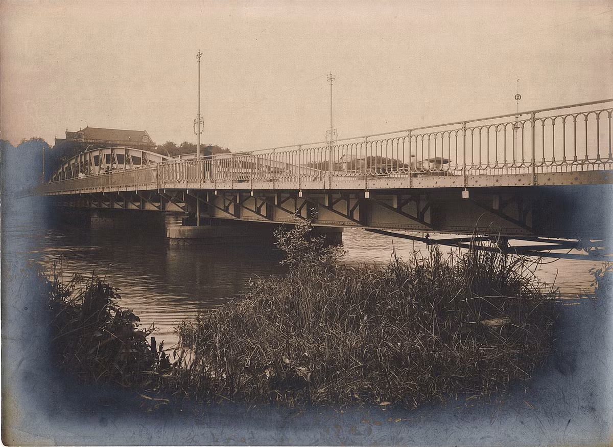 Cầu quay Khánh Hội trên rạch Bến Nghé, phia xa là Nhà Rồng. Ảnh: Belleindochine.