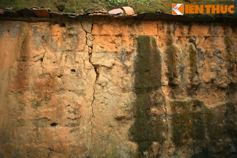 Để xây tường, các khuôn gỗ dày sẽ được dựng để đổ đất sét được trộn với rơm rạ, sỏi đá, nước vào trong.