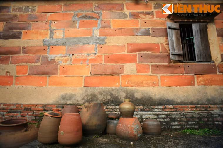 Đây là cách thức xây dựng học từ làng Thổ Hà, một làng nghề sản xuất chum vại, tiểu sành cách chùa không xa.