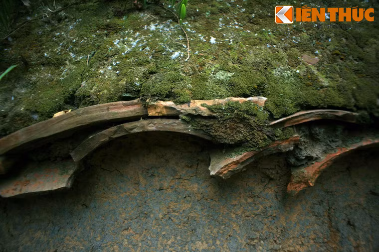 Các mảnh sành cũng được sử dụng để gia cố cho gờ mái của các bức tường đất.