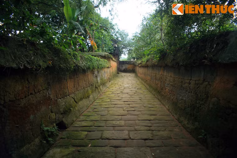 Bên cạnh vật liệu đất, chùa còn sử dụng đá muối để lát nền cho lối vào.