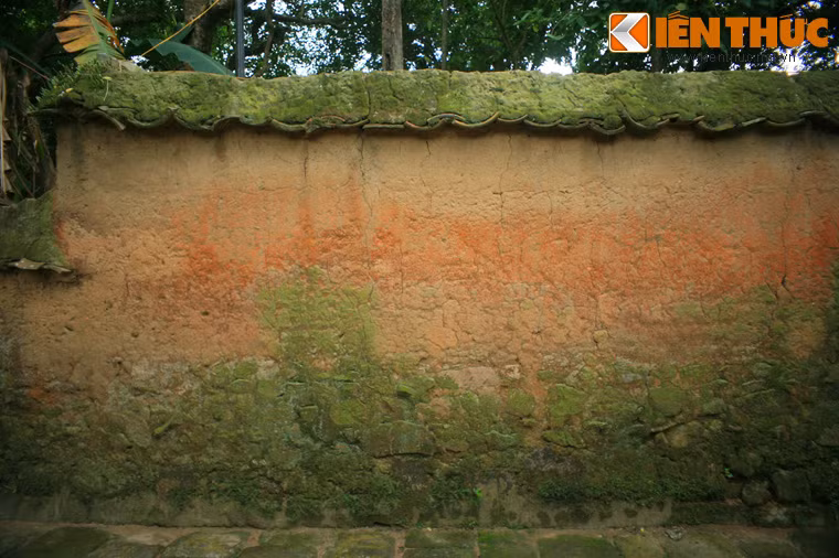 Dãy tường đất bao quanh chùa có tổng chiều dài hàng trăm mét, cao gần hai mét, dày chừng nửa mét, được xây dựng rất kỳ công.