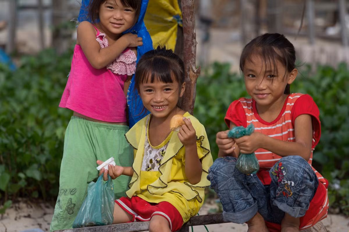 Các bé gái bên bãi biển. Ảnh: Jonas Anselmby/ 500px.com.