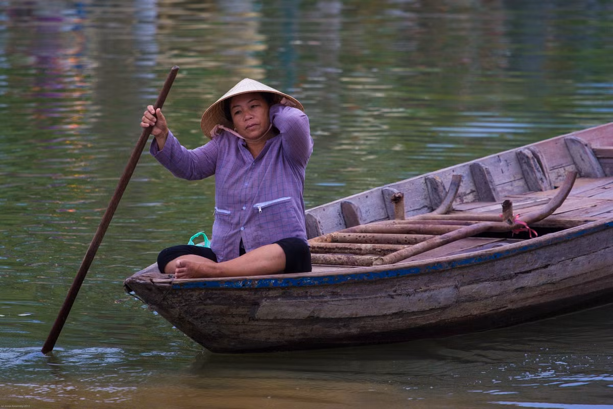 Người lái đò trên sông Thu Bồn. Ảnh: Jonas Anselmby/ 500px.com.