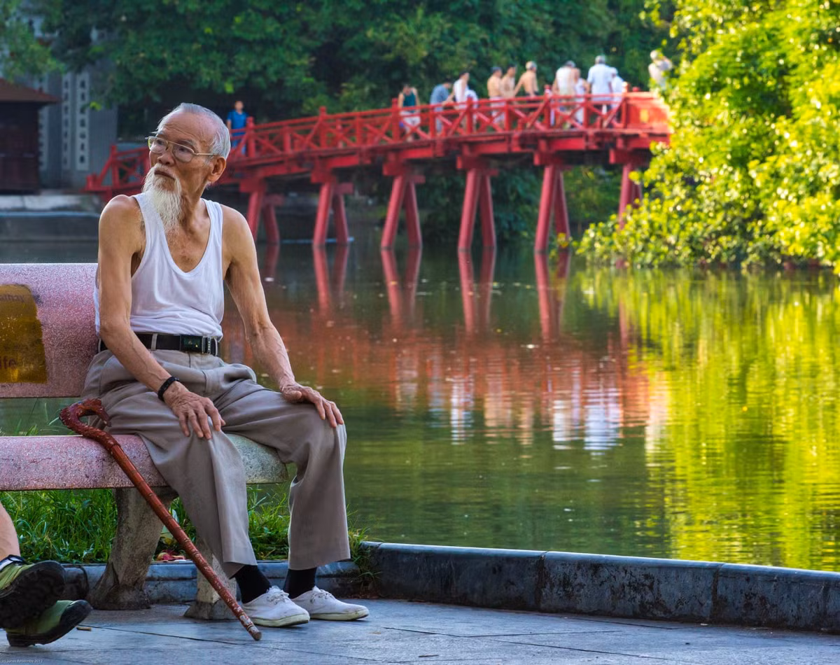 Cụ ông thư giãn bên bờ hồ Gươm, Hà Nội. Loạt ảnh chân dung người Việt của du khách Thụy Điển Jonas Anselmby đăng tải trên trang 500px.com.