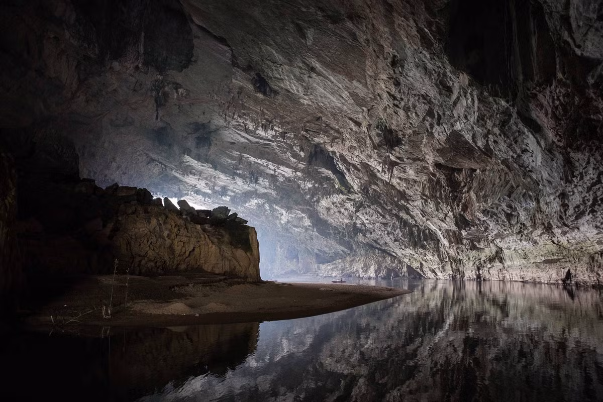 Cảnh tượng huyển ảo trong động Puông ở Vườn quốc gia Ba Bể. Ảnh: Mathieu Arnaudet - 500px.com.