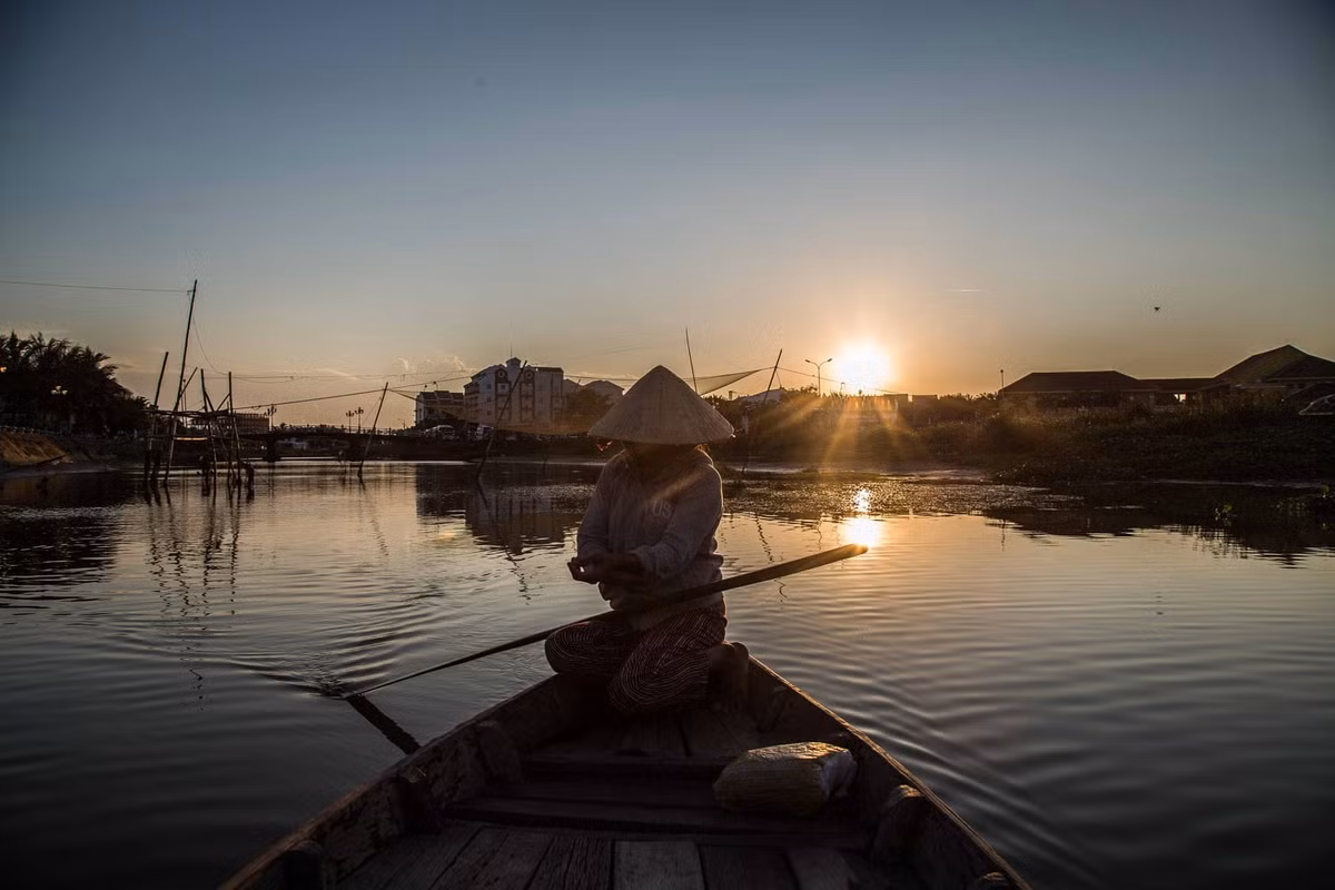 Người lái đò trên sông Thu Bồn, Hội An. Ảnh: Mathieu Arnaudet - 500px.com.