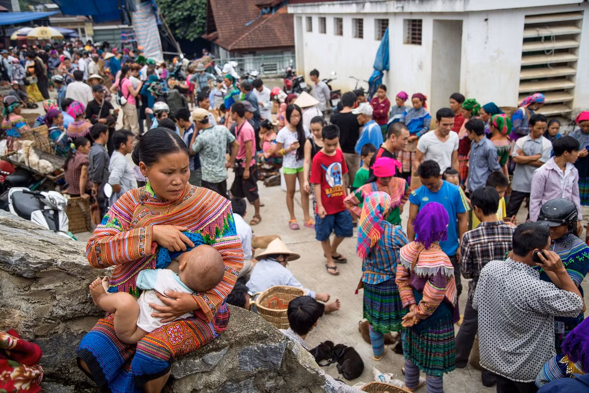 Khung cảnh nhộn nhịp ở chợ phiên Bắc Hà. Ảnh: Mathieu Arnaudet - 500px.com.