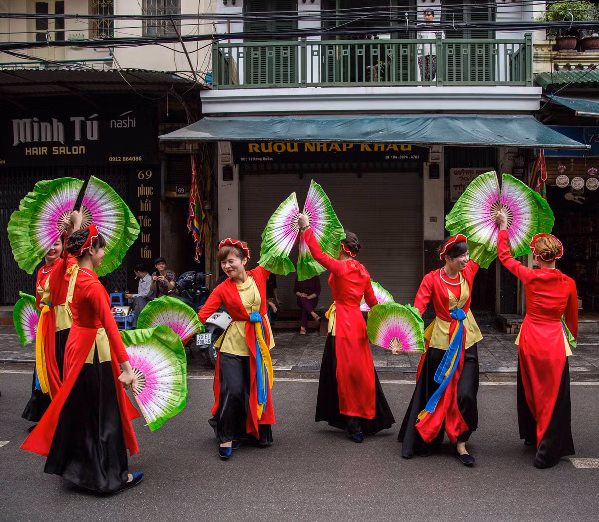Biểu diễn nghệ thuật truyền thống Việt Nam trước đền Bạch Mã, phố cổ Hà Nội. Ảnh: Mathieu Arnaudet - 500px.com.