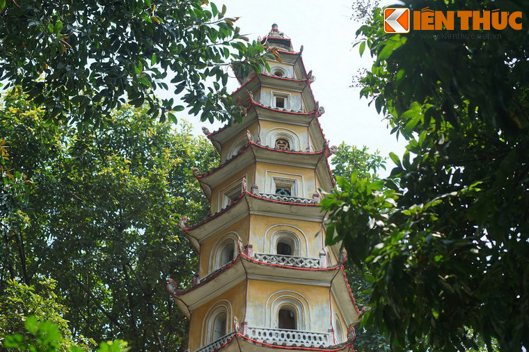 Tòa tháp có tất cả 10 tầng, chiều cao khoảng 20m, mang kiểu dáng một tòa Cửu Phẩm Liên Hoa. Mỗi tầng tháp Diệu Quang có 6 cạnh, độ rộng các cạnh và chiều cao giảm dần từ tầng thấp lên tầng cao. Bên trong tháp đặt các tượng thờ.