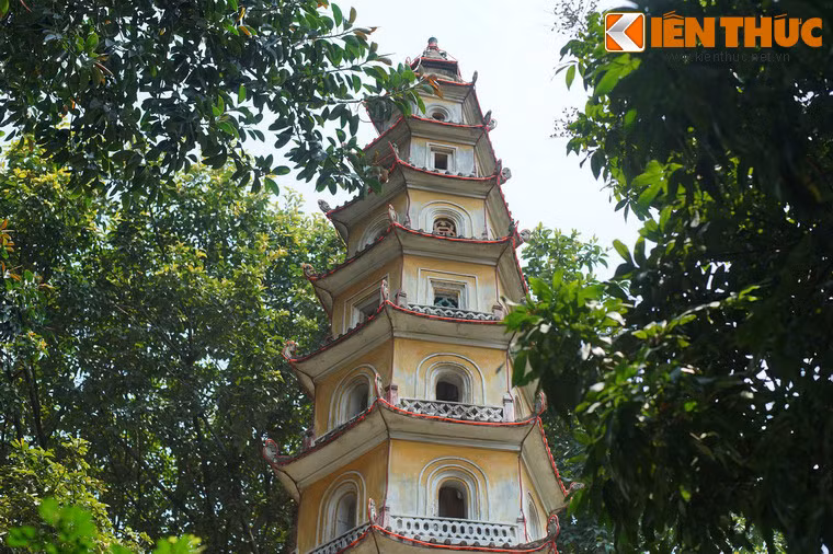 Tòa tháp có tất cả 10 tầng, chiều cao khoảng 20m, mang kiểu dáng một tòa Cửu Phẩm Liên Hoa. Mỗi tầng tháp Diệu Quang có 6 cạnh, độ rộng các cạnh và chiều cao giảm dần từ tầng thấp lên tầng cao. Bên trong tháp đặt các tượng thờ.