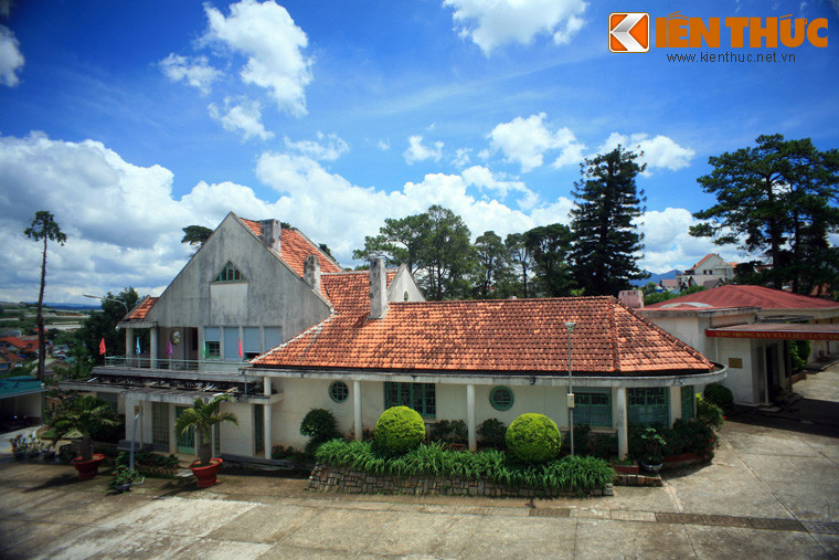 Tên gọi Biệt điện Trần Lệ Xuân bắt nguồn từ trước năm 1975, khi nơi này là quần thể dinh thự, vườn tược xa hoa, được dùng làm nơi nghỉ dưỡng của gia đình bà Trần Lệ Xuân và các lãnh đạo, tướng lĩnh chính quyền Sài Gòn.