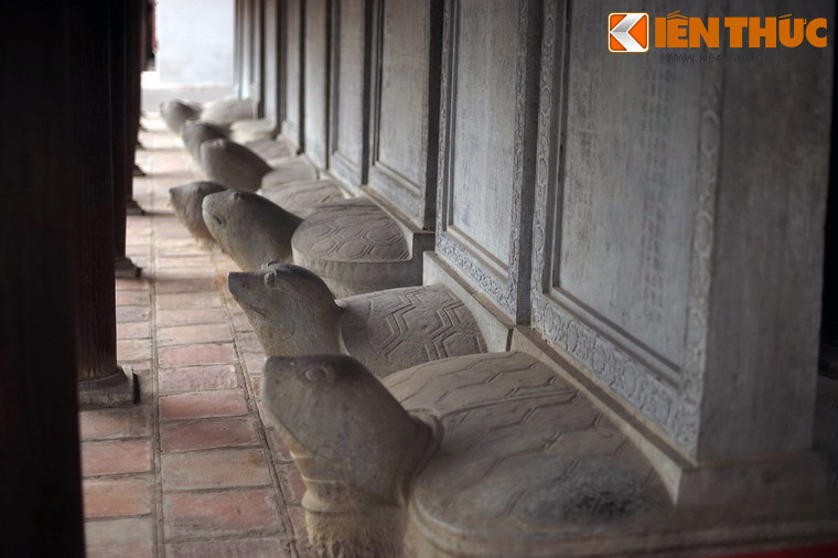 Rùa đội bia tiến sĩ ở Văn Miếu - Quốc Tử Giám Hà Nội. Do mang ý nghĩa về sự trường tồn, rùa thường được tạc trong hình thức đội bia đá, tháp Phật, với mong muốn các công trình này tồn tại đời đời.