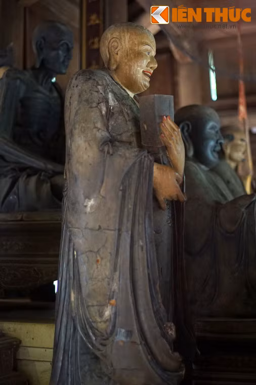  2. Tôn giả A Nan. Tổ A Nan là người nhớ và đọc lại tất cả kinh Phật, nên được tạc trong tư thế ôm bộ kinh sách. Ông là tượng trưng của các vị thánh hiền truyền giáo. 