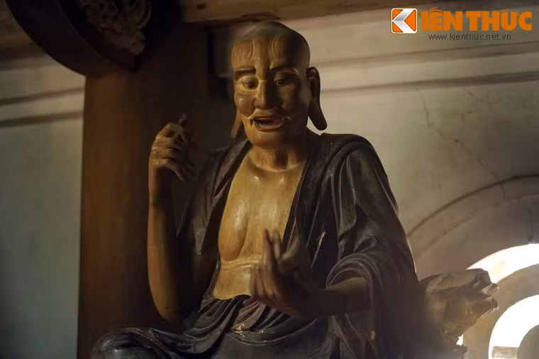 Vì thế tượng tạc lúc ông đã lớn tuổi, nhưng lần đầu mới được ngộ giáo lý, thể hiện qua việc đọc cuốn sách, mặt mũi hân hoan.