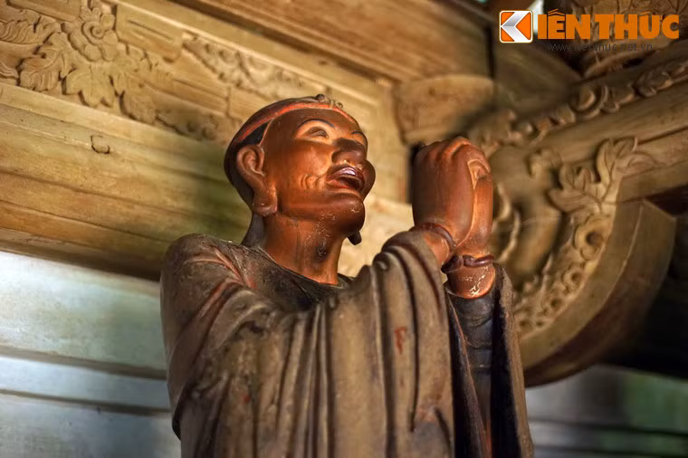 Tượng của ông được tạc trong tư thế cung kính niệm phật, miệng đang chào hỏi, cầu phúc cho người đối diện, quần áo trang phục chỉnh tề đẹp đẽ.