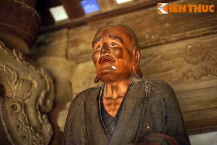 Đây là một trong những bức tượng thể hiện cảm xúc sống động nhất trong các tượng La Hán chùa Tây Phương.