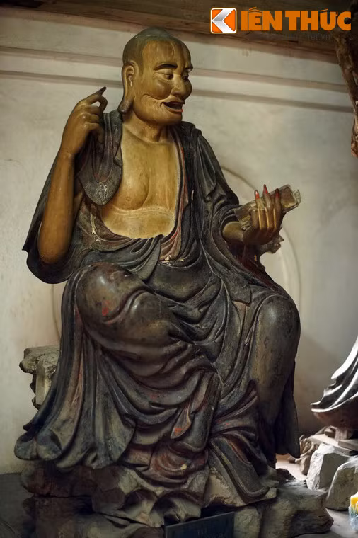  9. Phục Đà Mật Đa. Tương truyền, Sư tổ Phục Đà Mật Đa đến 50 tuổi vẫn không nói, không đi ra khỏi nhà, vì chưa nghe được điều gì hay cả, cho đến khi Phật Đà Nan Đề đến tận nhà truyền pháp.