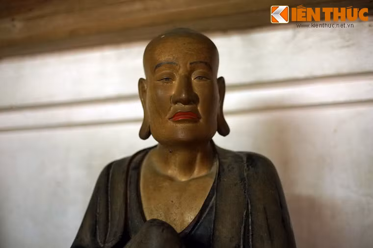 Khuôn mặt tượng Đề Đa Ca ở chùa Tây Phương mang nét đăm chiêu như đang chờ đợi người xứng đáng để trao truyền y bát.